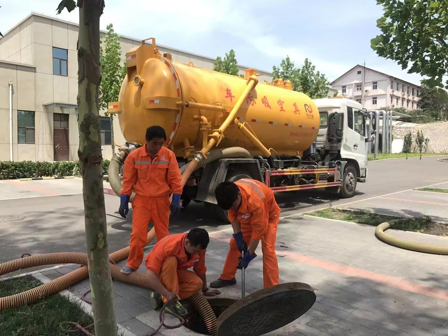 通山管道疏通车停在窨井附近