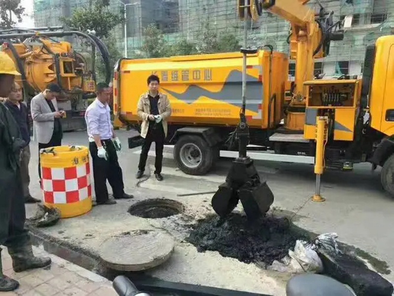 通山街道：网格员化身“清道夫”，为民解忧疏通“堵心”化粪池
