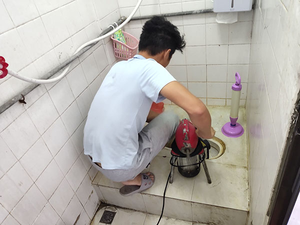通山肥皂掉到马桶里把马桶堵住了怎么办？马桶堵住了怎么办