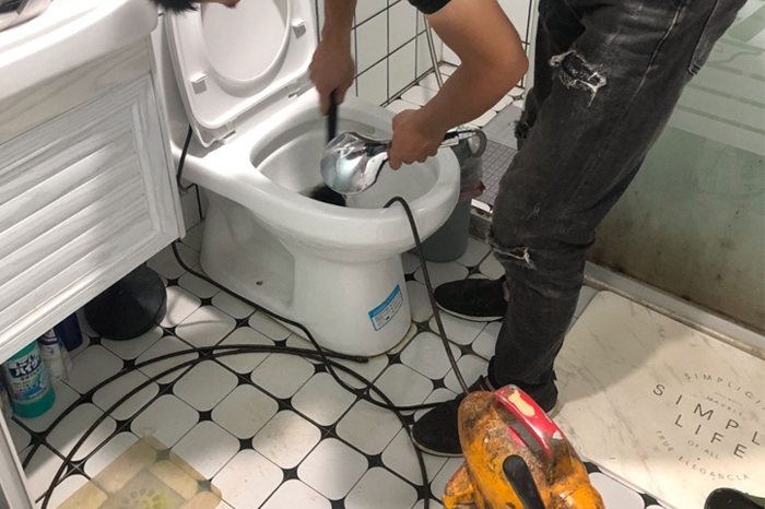 通山马桶堵塞自己疏通还是找师傅?专业上门服务让你省时更省心
