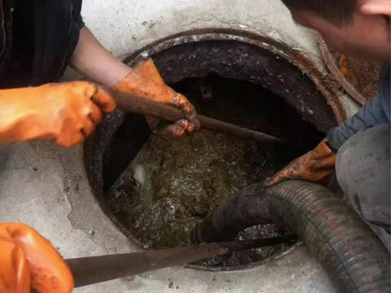 通山清理化粪池时如何避免沼气的危害?